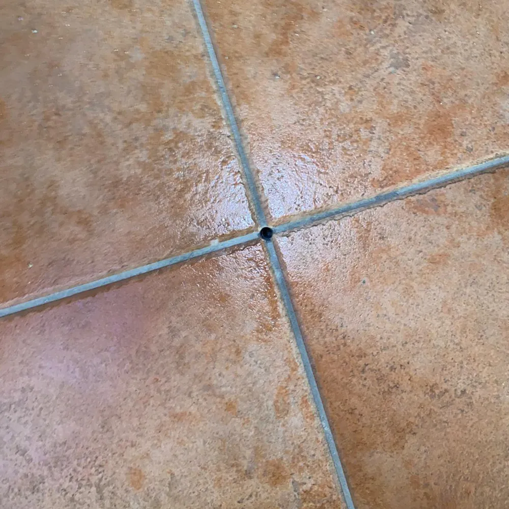 Buco diametro circa 1 cm eseguito nel pavimento in fase di diagnostica